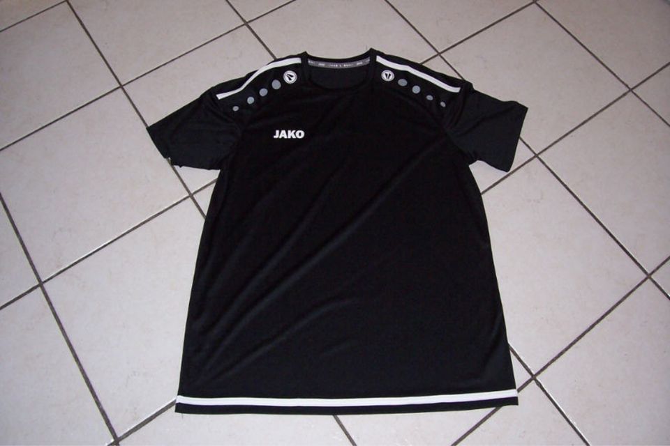 Jako T-Shirt Gr.M und Shorts Gr.L * Neuwertig in Adendorf