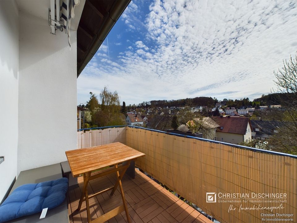 Charmante 3-Zimmer-Wohnung mit Südbalkon und idyllischem Fernblick über Undorf! in Nittendorf 