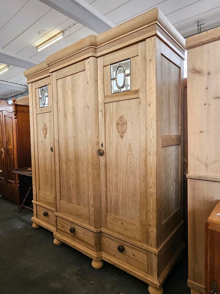 ★ ANTIK ★ Großer Jugendstil Kleiderschrank 3-türig zerlegbar ★ Schubladen Kleiderstange ★Weichholz um 1900 ★ Schrank Dielenschrank Wäscheschrank Schlafzimmer ★ restauriert ★ von wohnART ANTIKMÖBEL in Neunkirchen-Seelscheid