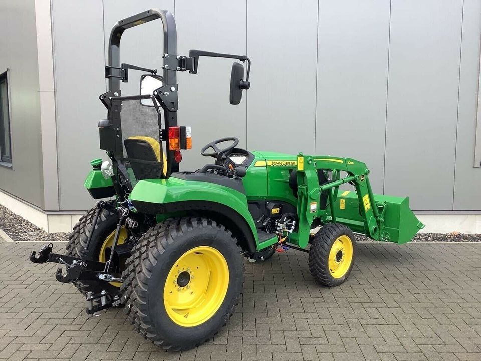 John Deere 2038R mit Frontlader in Greven