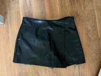 Pull & Bear Pull&Bear PU Leder Skort Rock Shorts black schwarz L Berlin - Pankow Vorschau
