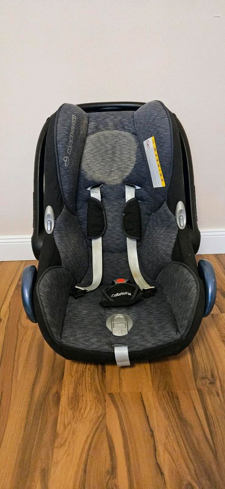 Maxi Cosi Cabriofix Babyschale und anschnallbare EasyBase 2 in Hamburg