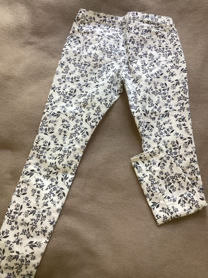 Yessica Stretch Hose Jeans Style Creme blau geblümt Gr. 40 in Braunschweig