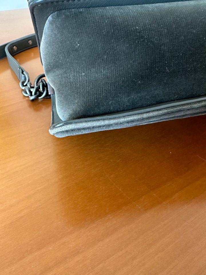 Chanel Boy Tasche medium aus Samt / Grau in München