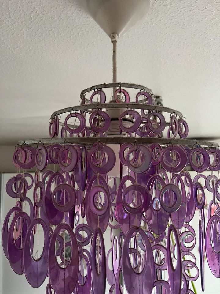 Sehr schöne Lampe zu verkaufen in lila in Alsdorf