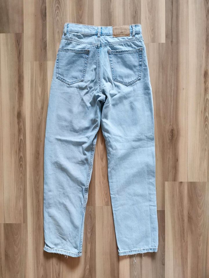 Mädchen gerade Jeans mit Zierrissen von Mango Gr. XS 152 in Berlin