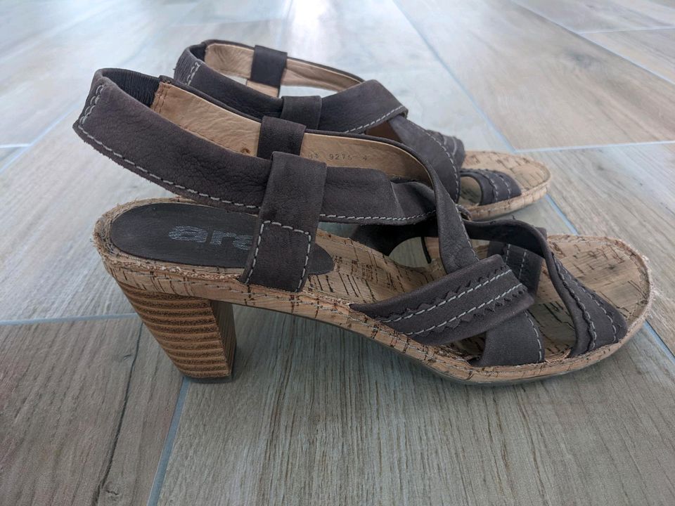 Ara Sandale 4 37 Leder braun Absatz Schuhe in Althengstett