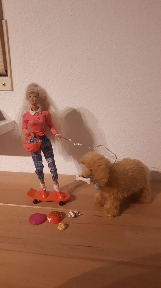 Barbie mit Hund Ginger auf Skateboard mit Zubehör in Frankfurt am Main