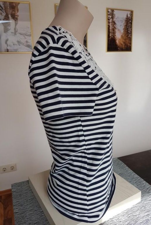 Damenmode ONLY Modernes T-shirt Gr. XS schwarz-weiß mit Spitze Ts in Brilon