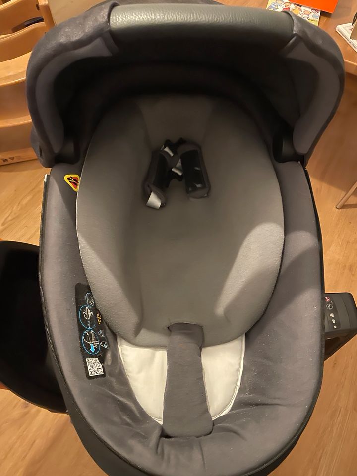 Babyschale Maxi Cosi Jade und Isofixstation Family Fix 3 in Reutlingen