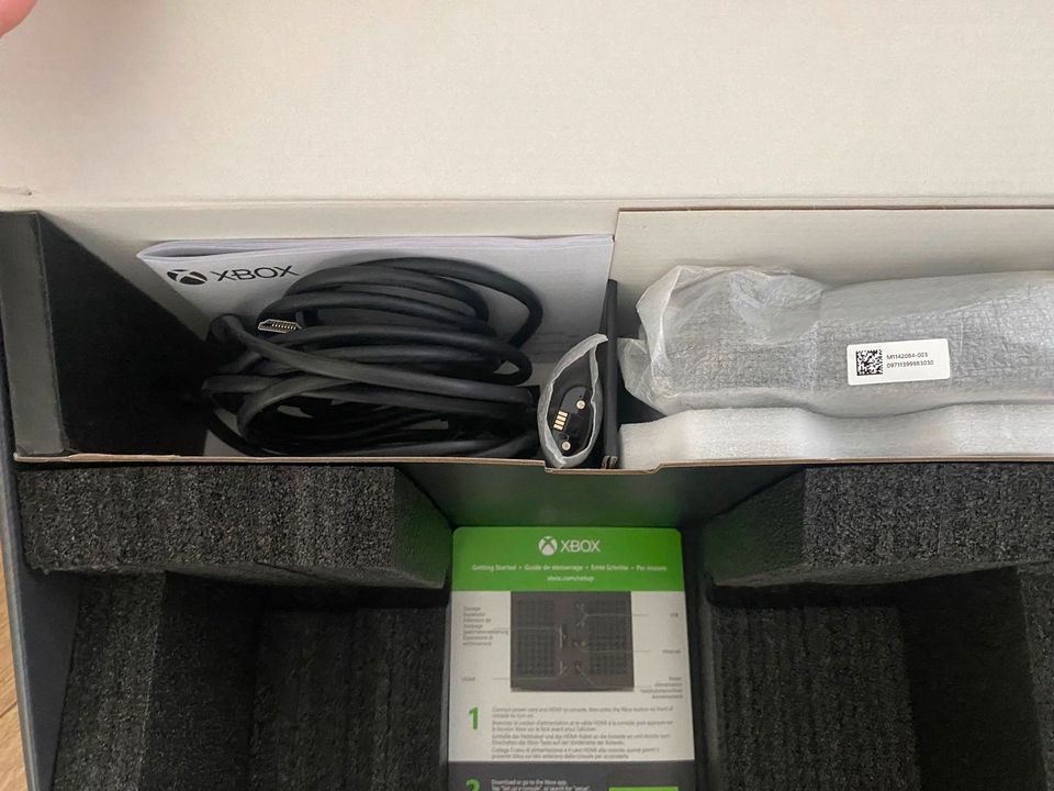 Xbox Series X 1 TB inkl. Battery Pack und Skyrim in Köln