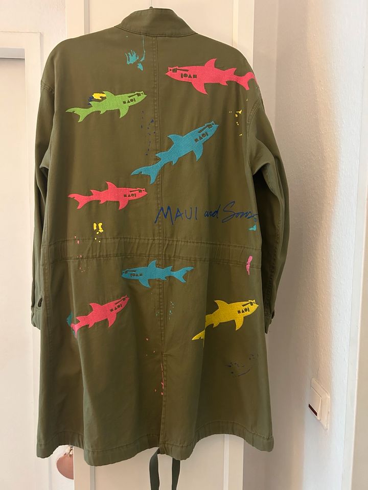 Lockere Jacke von Zara mit ausgefallenem Print in Berlin