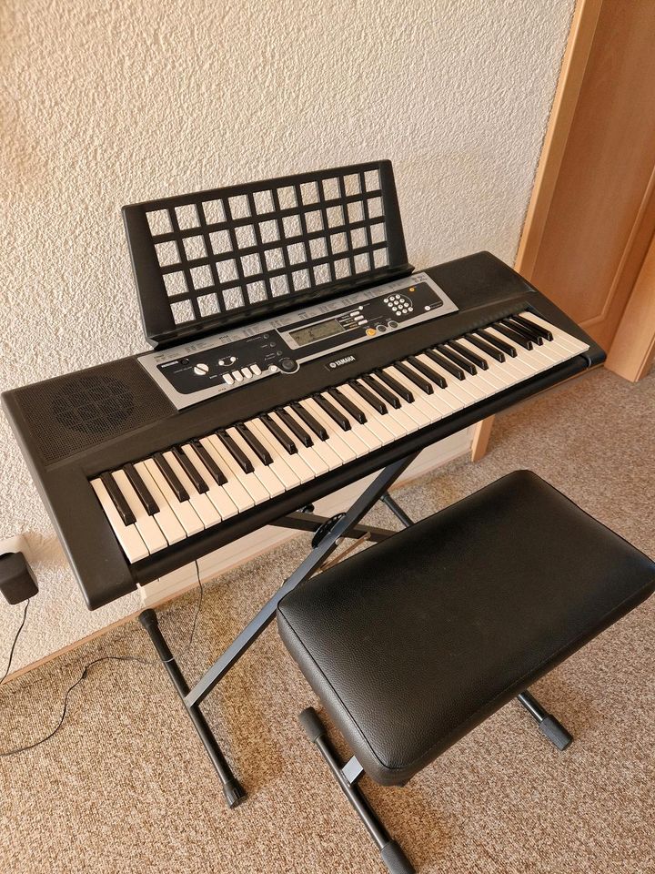 Keyboard mit Ständer und Hocker in Ober-Ramstadt