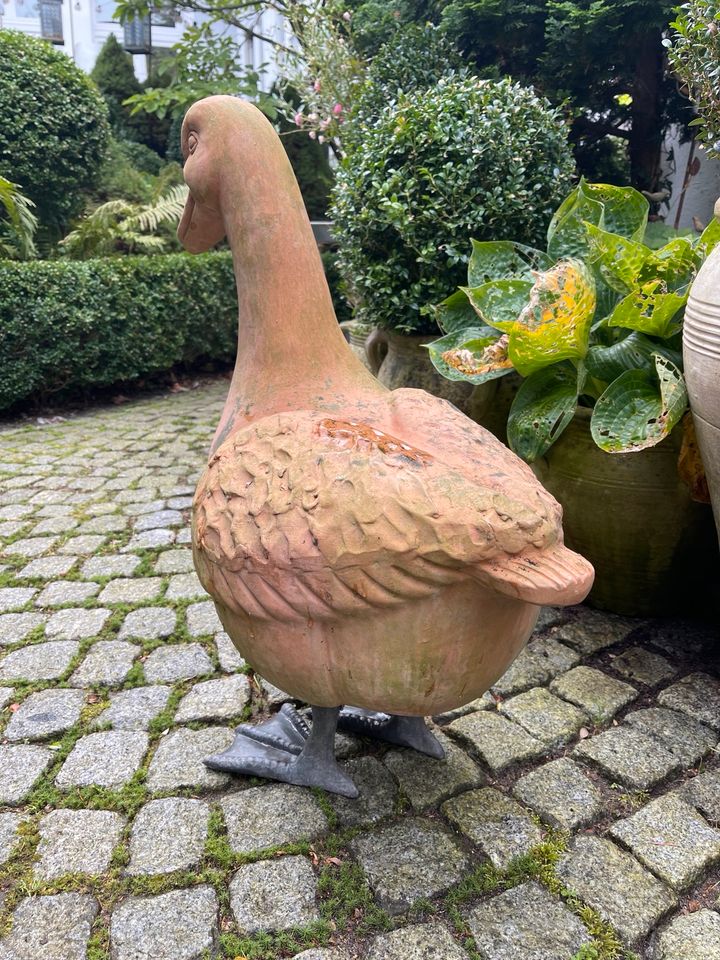 Osterdeko, große Gans, Gartendeko, Ton. Gartenfigur in Flensburg