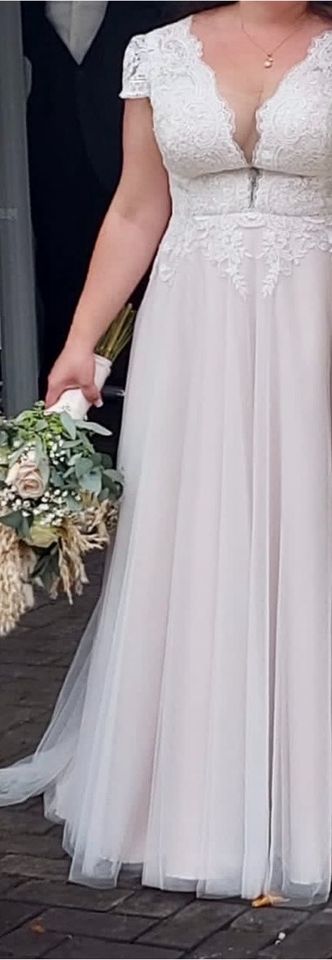 Brautkleid A-Linie von Sanna Lindström mit leichtem Roséton in Bocholt