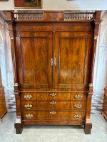 ANTIKER EMPIRE SCHRANK KABINETT UM 1800 MAHAGONI FURNIER VOLLE SÄULEN BRONZE - Versand möglich 99 Euro - Wir sind für Sie da lokal in 86830 Schwabmünchen oder online ARTHOME24 Bayern - Schwabmünchen Vorschau