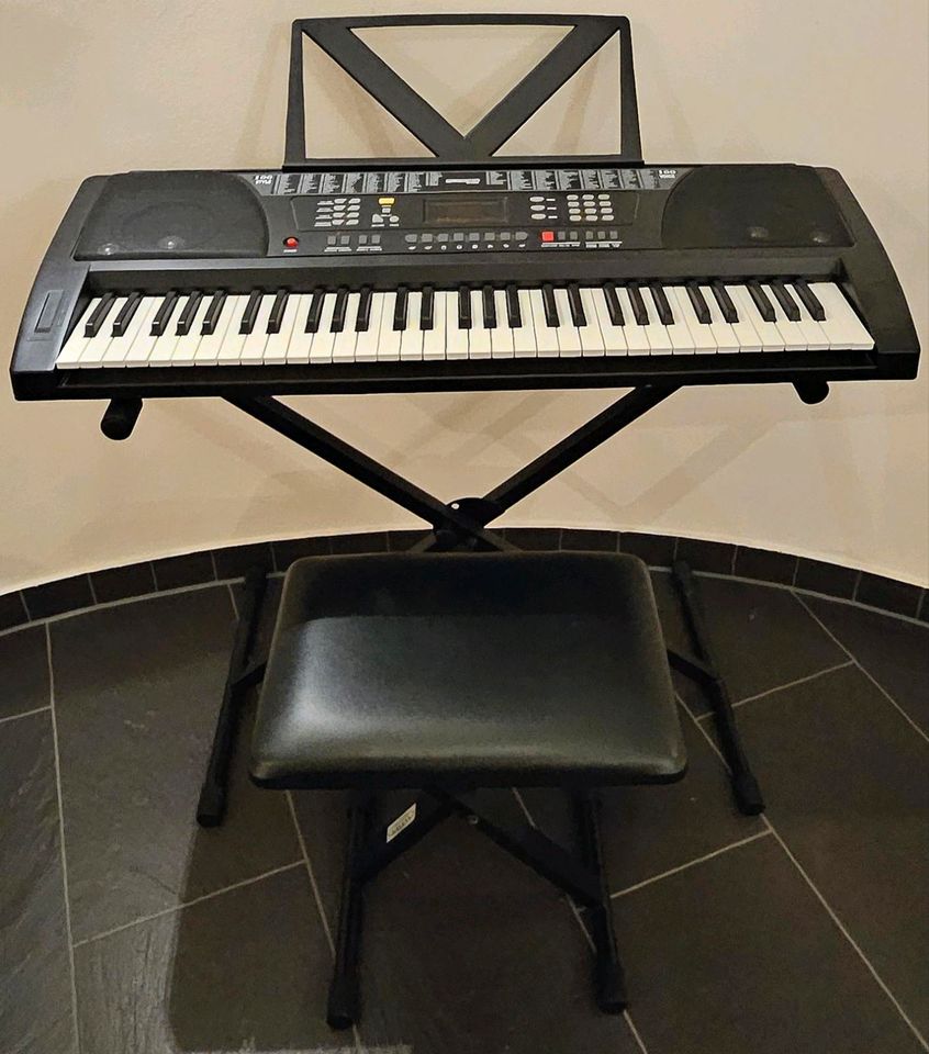 Keyboard Funkey 61, mit Ständer, Sitz u.Noten/+halter,Top Zustand in Immenstaad