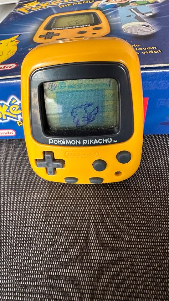 Nintendo Pokémon Pikachu Schrittzähler Tamagotchi OVP in Düsseldorf