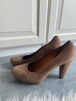 Pumps mit Plateau braun Gr. 41 Wildleder UNISA Hessen - Oberursel (Taunus) Vorschau