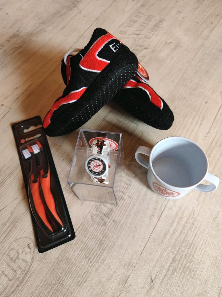 Eintracht Frankfurt Fanset - Hausschuhe, Becher, Zahnbürsten, Uhr in Hessen  - Rödermark | eBay Kleinanzeigen ist jetzt Kleinanzeigen