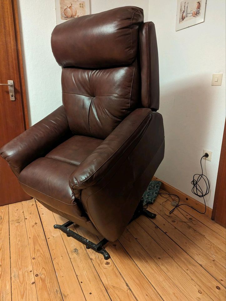 Elektrisch verstellbarer Sessel mit Aufstehhilfe, Braun in Meine