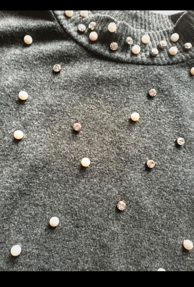 Reserved Pullover Grau mit Perlen und Steinchen M in Isernhagen