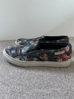 Slipper Halbschuhe Blumen Guess Gr. 40 Schwarz gemustert Niedersachsen - Edemissen Vorschau