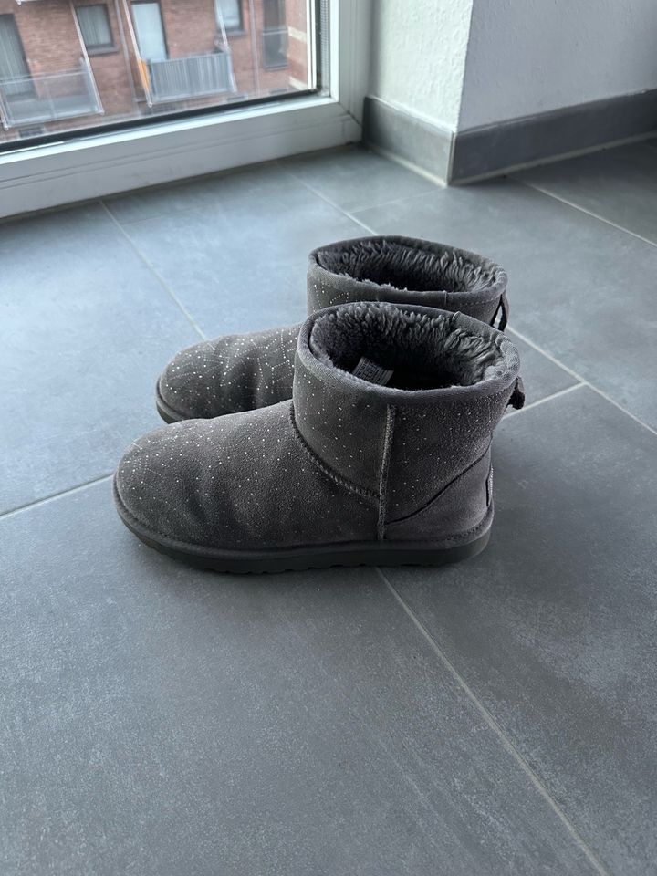 SONDEREDITION** UGG Boots grau silber Glitzer Sternen Muster in  Nordrhein-Westfalen - Kleve | eBay Kleinanzeigen ist jetzt Kleinanzeigen