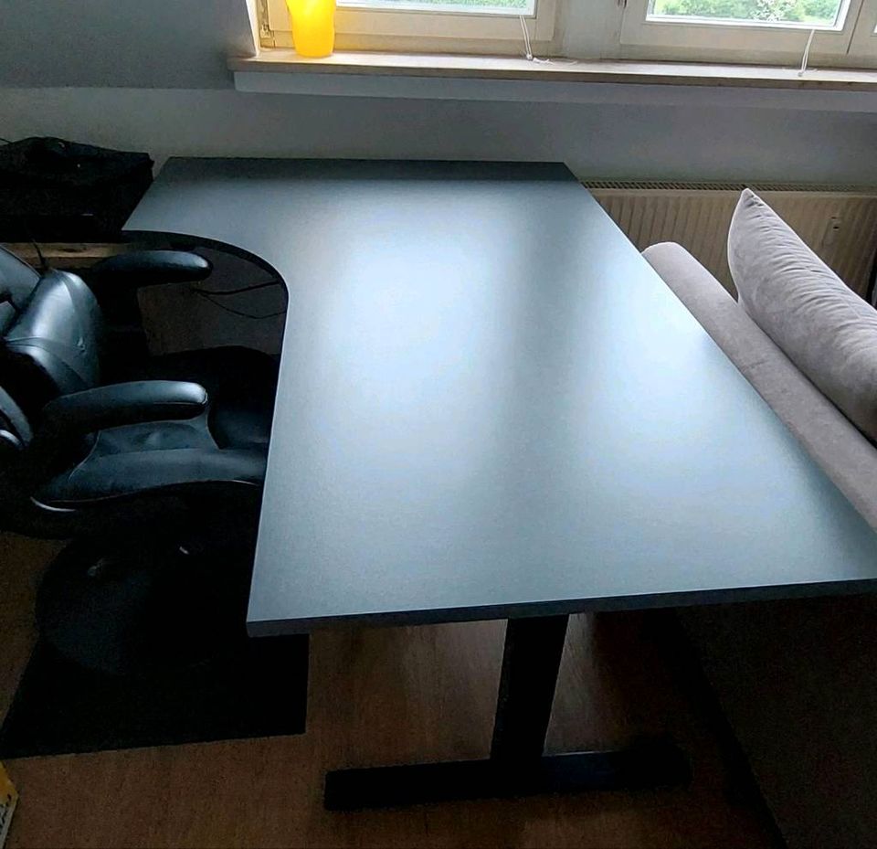 Schreibtisch Höhenverstellbar sehr groß in Duisburg