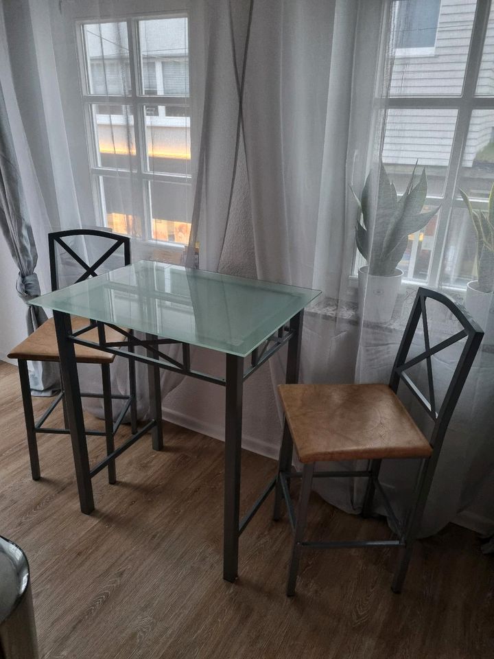 1x Glas Tisch, 2x Hocker, Stühle Küche Balkon in Kirchhain