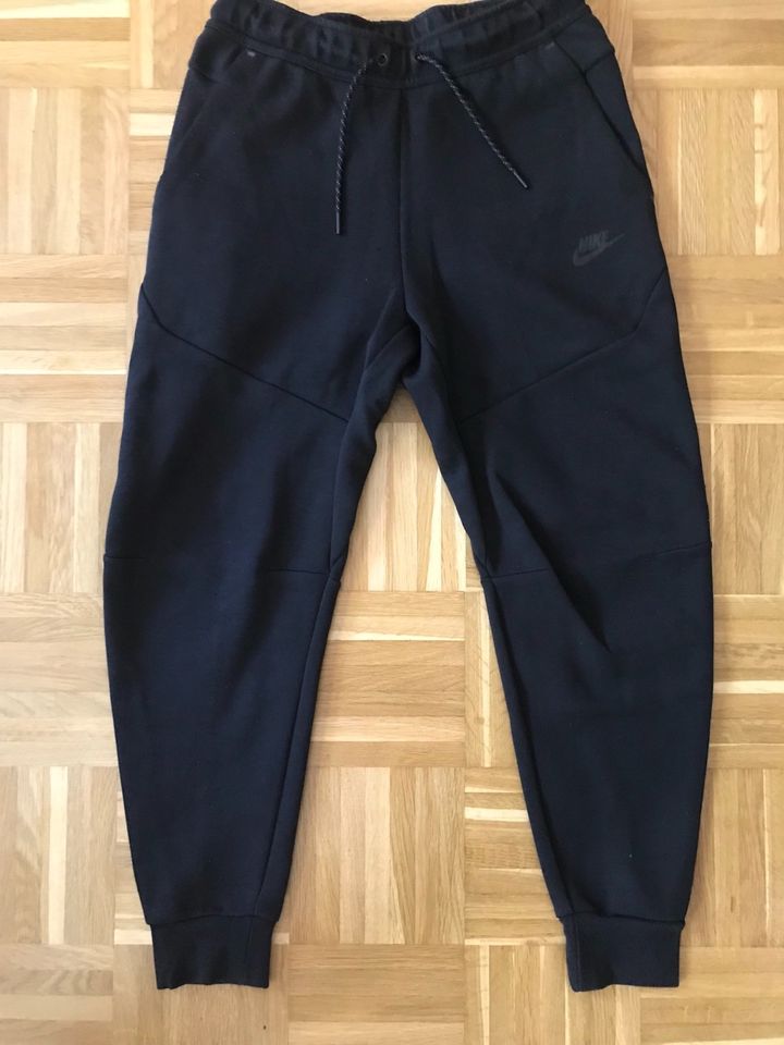 Nike Tech Fleece, Gr. S in Schenefeld