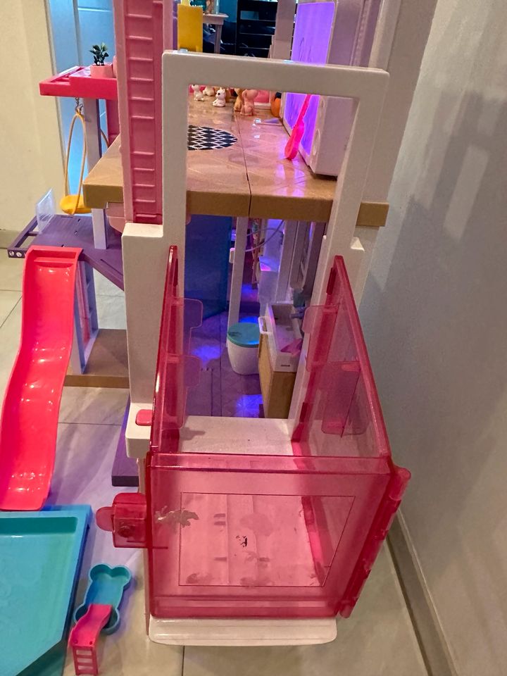 Barbie Traumvilla Dream House 3 stöckig in sehr gutem Zustand in Hilden