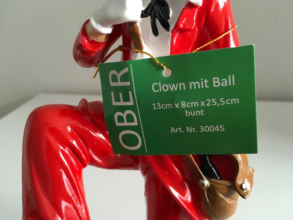 Dekofigur Clown mit Tasche und Ball rot/weiß Karneval Köln in Rheinbach