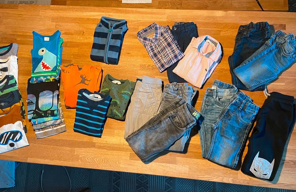 Kleiderpaket Gr. 110 / 116 Jungen Langarmpulli Pulli Hemden +Hose in Lorsch
