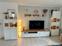 Wohnwand Weiß mit Holz Elementen und Beleuchtung Nordrhein-Westfalen - Dülmen Vorschau