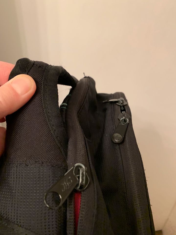 Dakine Rucksack schwarz mit Blumen in Rietberg