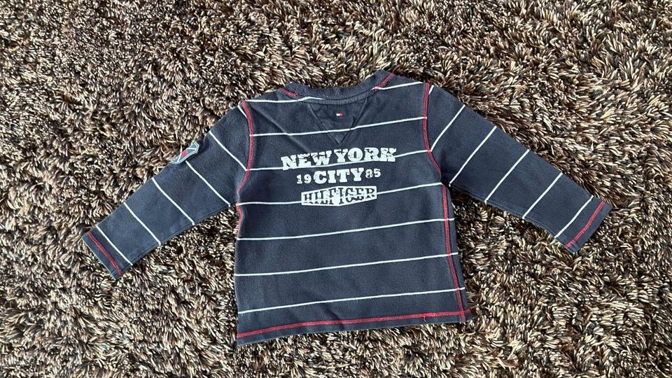 Tommy Hilfiger Langarm T-Shirt schwarz, gestreift, 9-12M, Gr. 86 in München
