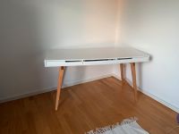 Schreibtisch in weiß mit Holzbeinen Hannover - Ricklingen Vorschau