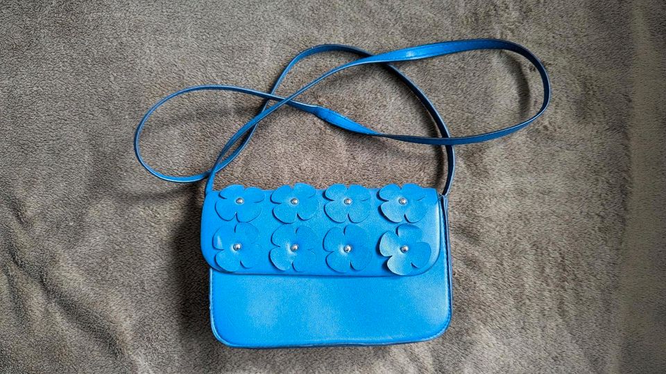 Festliche, kleine Handtasche in blau in Rötha