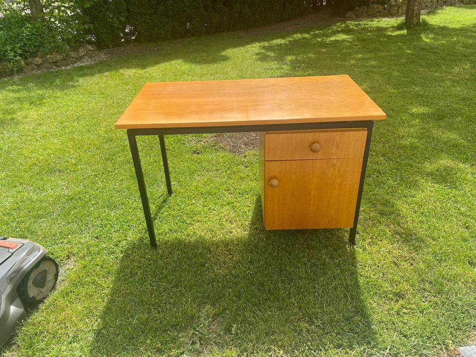 Schöner Vintage Schreibtisch aus Echtholz in Kammeltal
