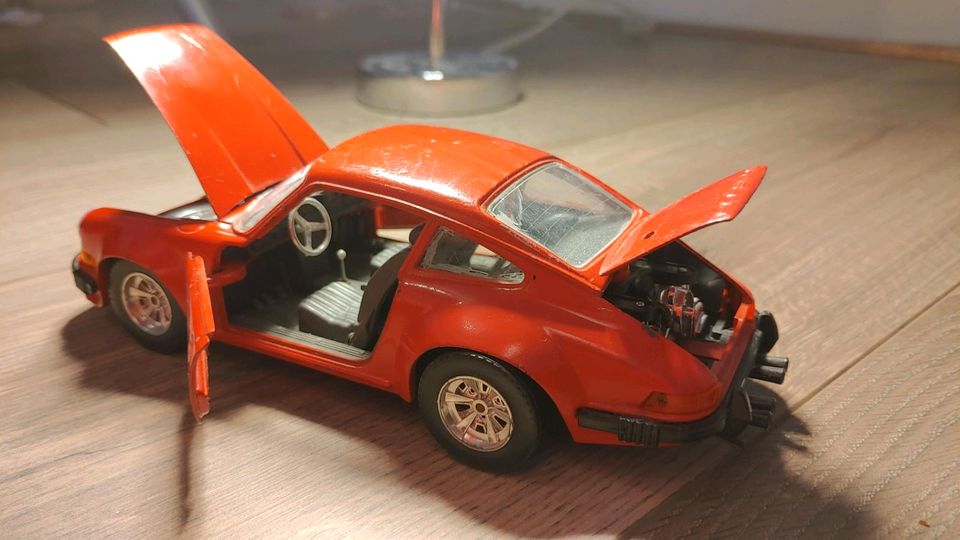 Bburago Modellautos Ferrari Testarosda 1984 und Porsche 911 in Bohmte