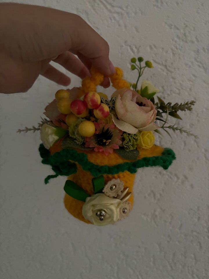 Häkelkorb mit Blumen in Augsburg