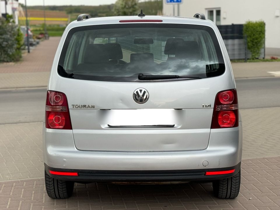 VW Touran 1.9TDI DPF 105PS•TÜV/AU NEU•1.Hand•Scheckheft•Navi• in Friedberg (Hessen)