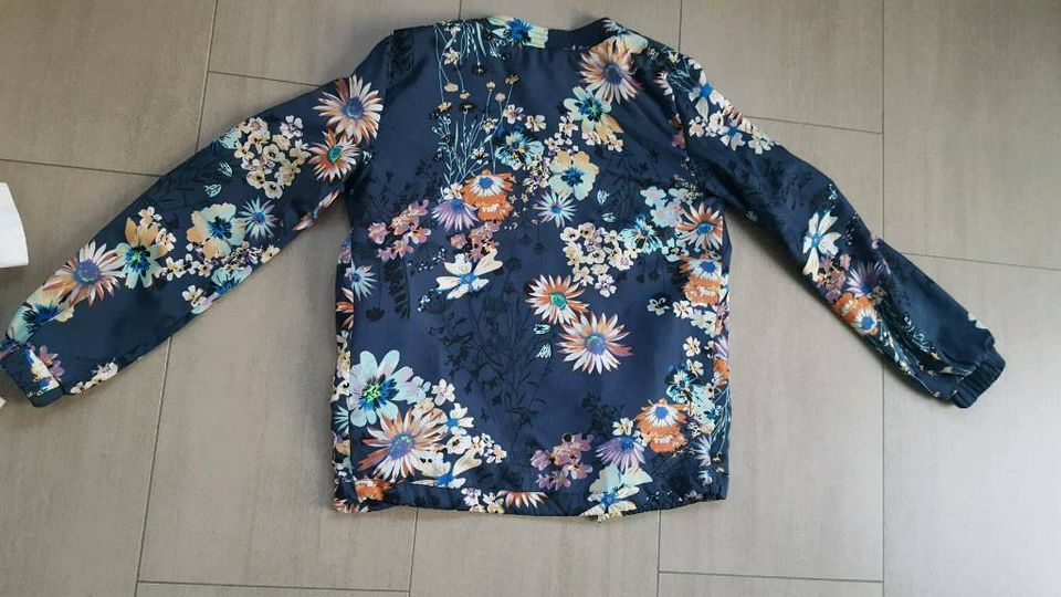 Atmosphere Jacke blau mit bunten Blumen, Gr. 36, wie neu! in Gladbeck