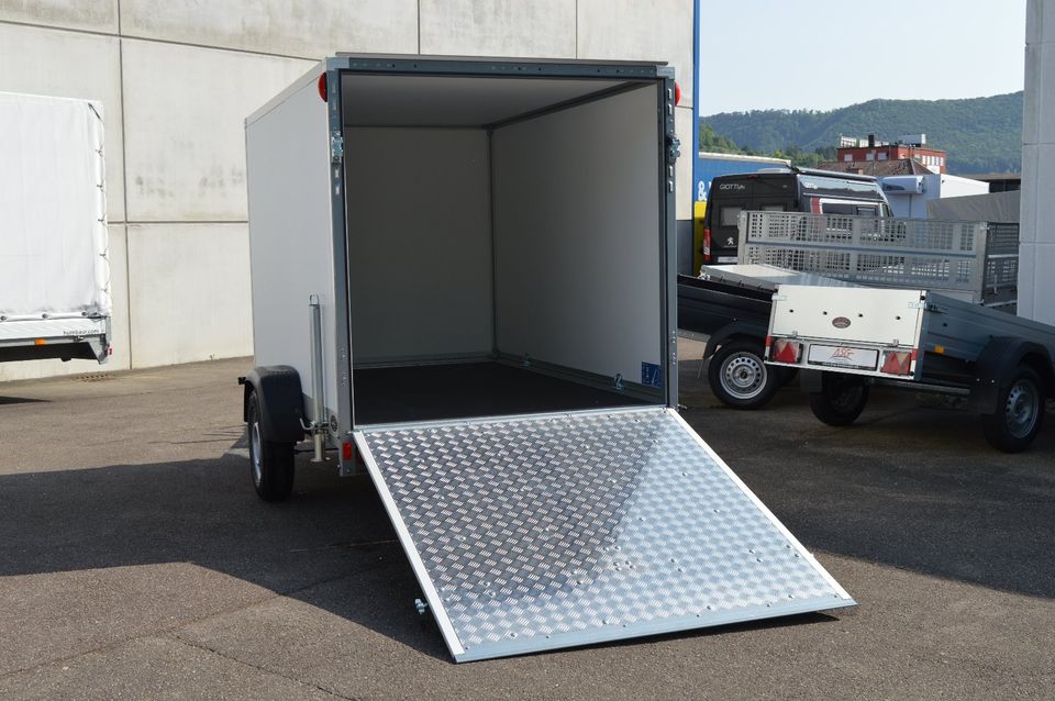 Anhänger Kofferanhänger Koffer Stema P-Box mit Rampe 1300 kg STPK O2  13-25-15.1 Abstellstützen in Baden-Württemberg - Geislingen an der Steige, Gebrauchte Auto-Anhänger kaufen