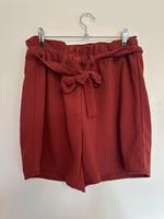 Only Stoff Shorts gr 36 Top Zustand mit Bindegürtel und Gummi Niedersachsen - Wilhelmshaven Vorschau