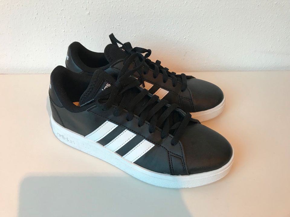 Adidas Sneakers Gr. 38 schwarz weiß in Sielenbach