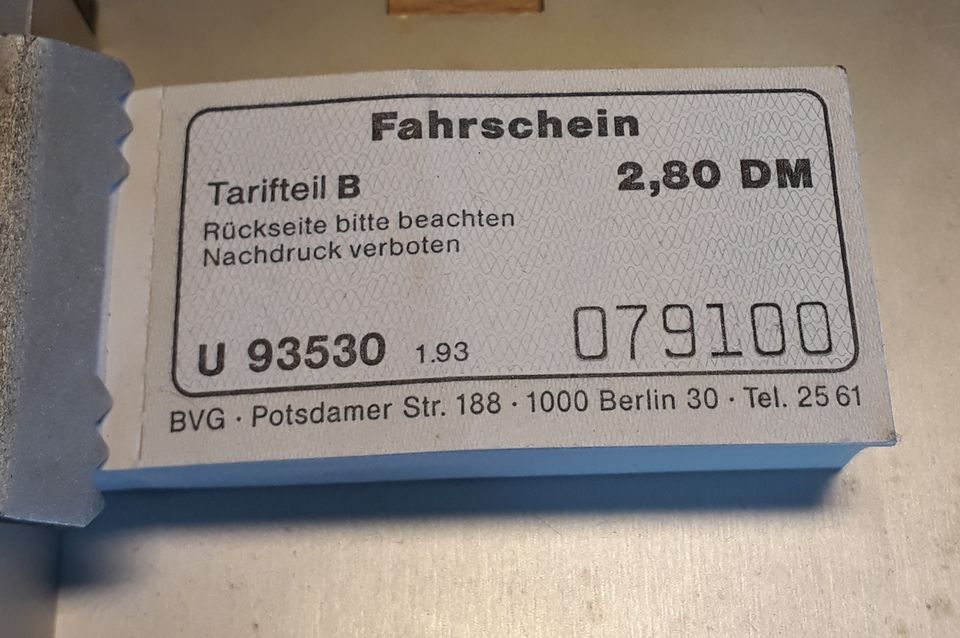 Historische Fahrkarten der BVG Berlin in original Halterung in Essen