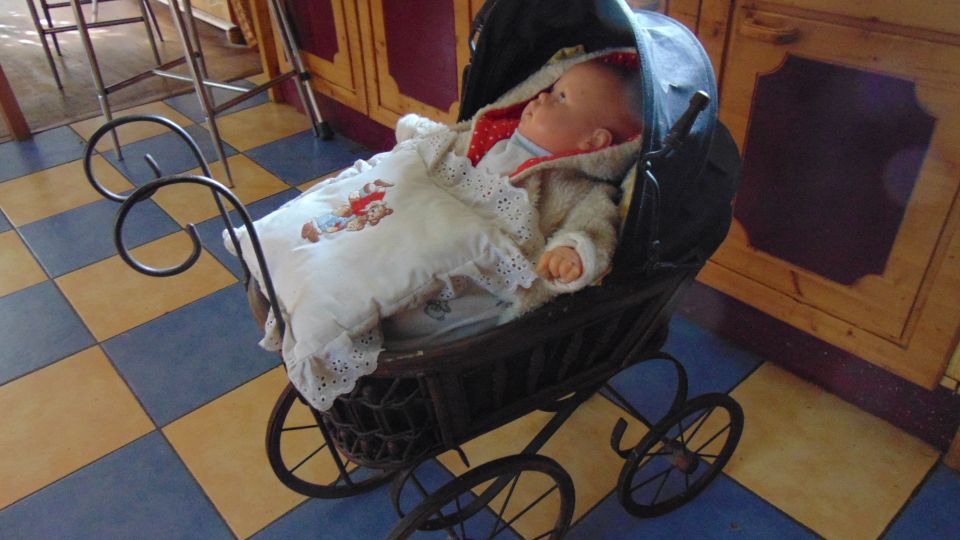 Antiker Puppenwagen mit Puppe in Weimar