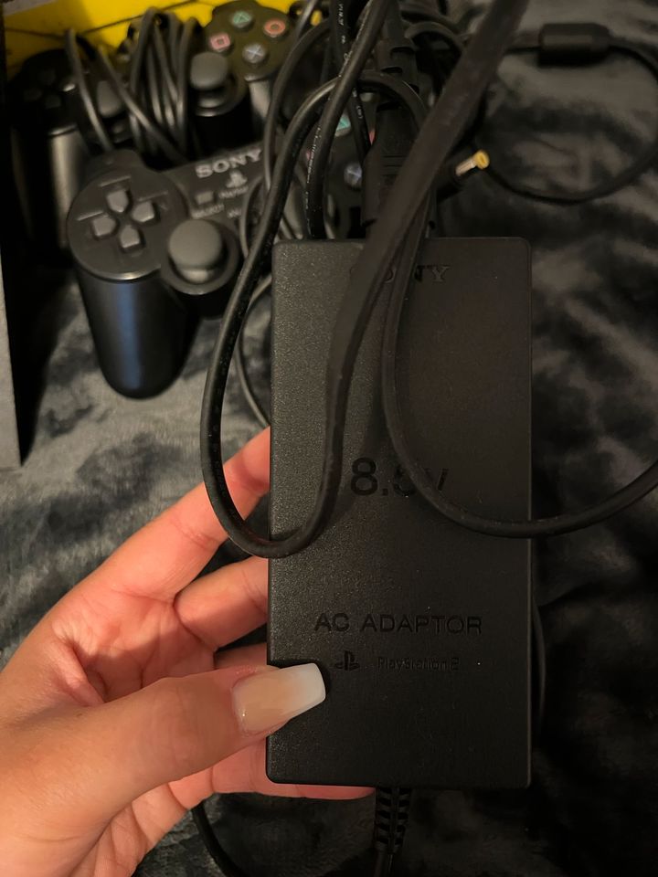 PlayStation 2 Slim inkl. 2 Sony Controller (funktionstüchtig!) in Kellinghusen